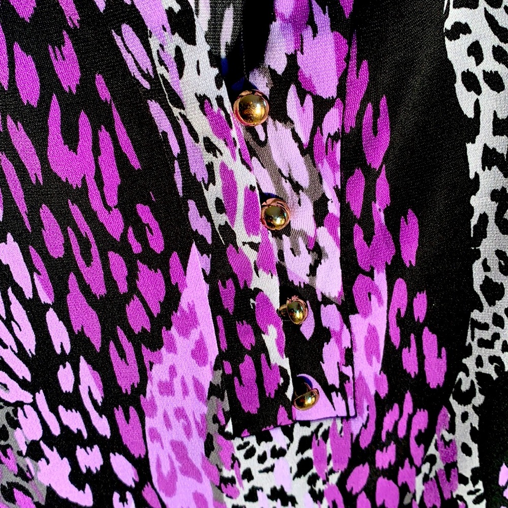 Easy care gold color buttons on V Neck - Picture 5 of 5